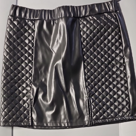 Jolie Black Mini Pencil Skirt for Night Out - Picture 1 of 3